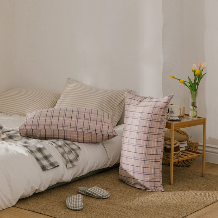 91家纺网 家纺一手货源 找家纺 艾沁 2020新款13372全棉枕套48*74cm 粉条格