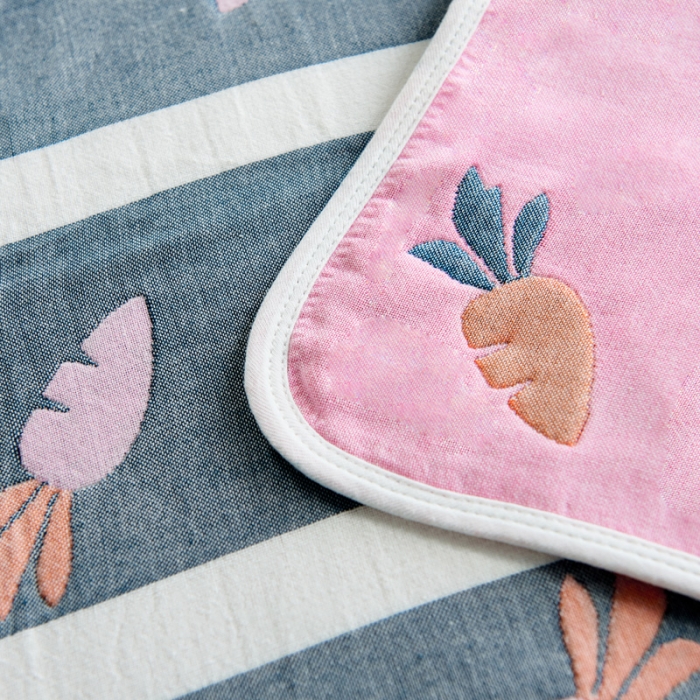 91家纺网 家纺一手货源 找家纺 朴尔 2020新款全棉六层纱布小花型枕巾 多彩胡萝卜粉