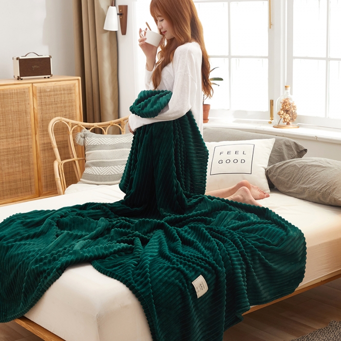 91家纺网 家纺一手货源 找家纺 羋多 2023新款魔法绒毛毯宝宝绒牛奶绒毯子 复古绿