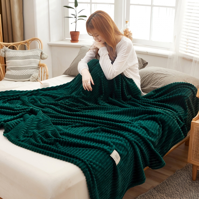 91家纺网 家纺一手货源 找家纺 羋多 2023新款魔法绒毛毯宝宝绒牛奶绒毯子 复古绿