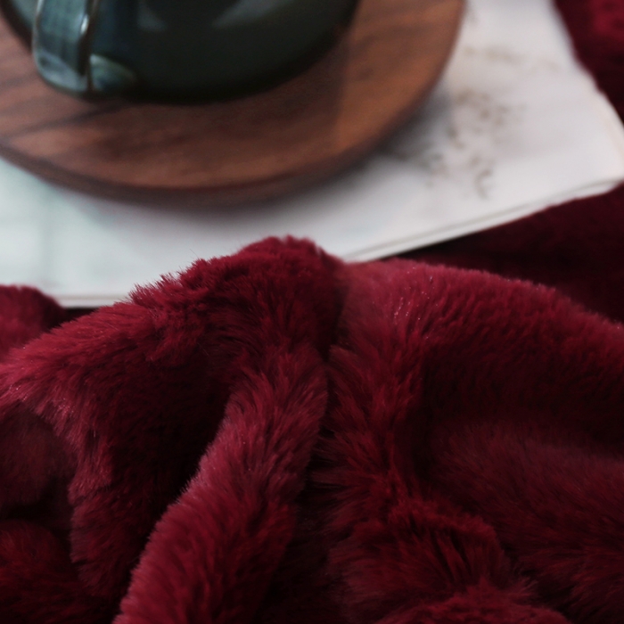 91家纺网 家纺一手货源 找家纺 卡奥纯色刷花貂皮毯子银狐绒毛毯加厚仿皮草休闲盖毯纹理魅力红
