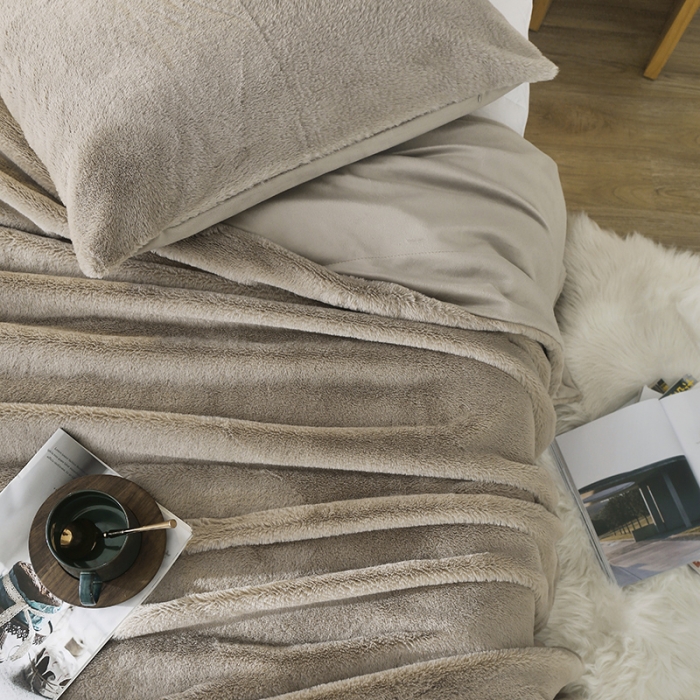 91家纺网 家纺一手货源 找家纺 卡奥2021纯色貂毛毯加厚双层皮草盖毯银狐绒毛毯 纯面暖奶咖