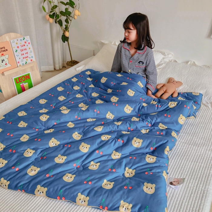 91家纺网 家纺一手货源 找家纺 星期八 2020新款婴儿裸睡级春秋冬被 樱桃熊深蓝