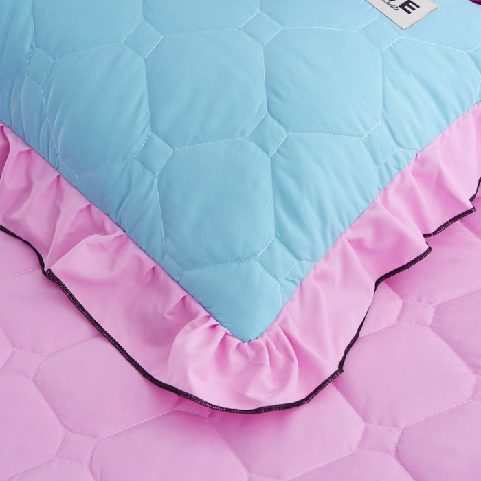 91家纺网 家纺一手货源 找家纺 艾裙海 2025新款床裙款半夹棉四件套 粉拼蓝