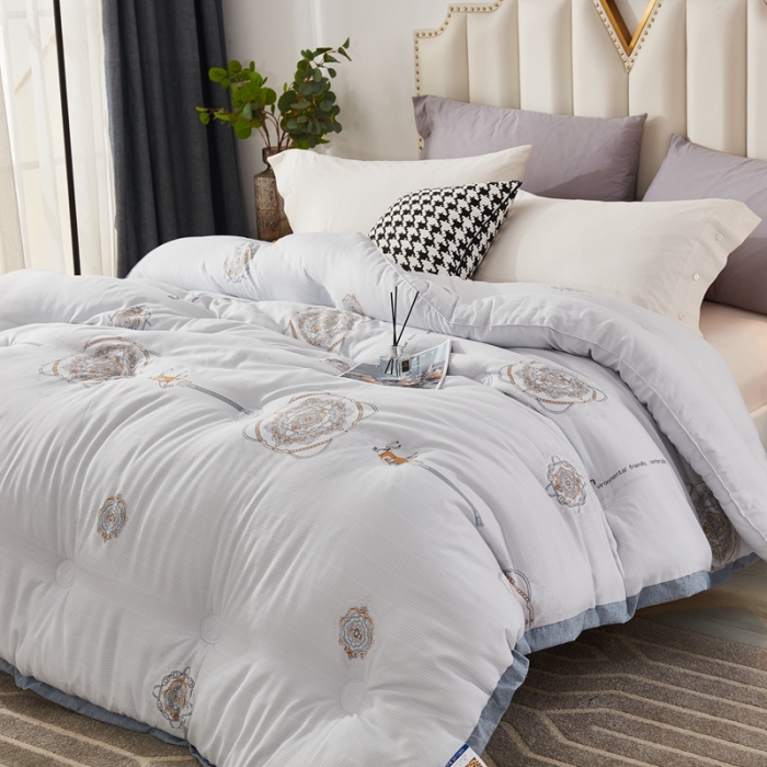 91家纺网 家纺一手货源 找家纺 啊雅家居2025新款富贵绒大豆纤维羽丝绒被冬被 镶边款欧8灰