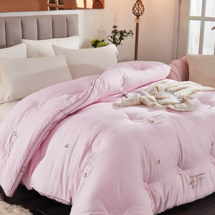 91家纺网 家纺一手货源 找家纺 啊雅家居 2025新款抗菌大豆纤维羽丝绒被冬被 粉色
