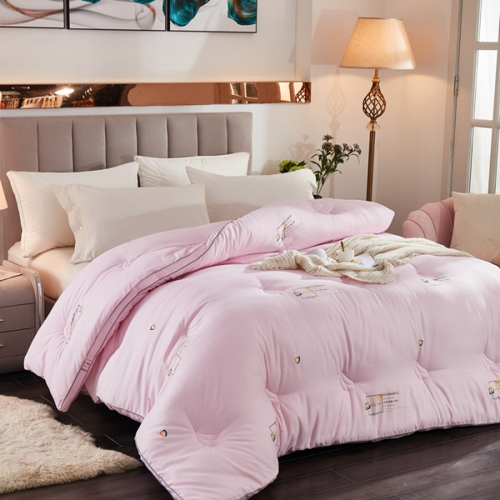 91家纺网 家纺一手货源 找家纺 啊雅家居 2025新款抗菌大豆纤维羽丝绒被冬被 粉色