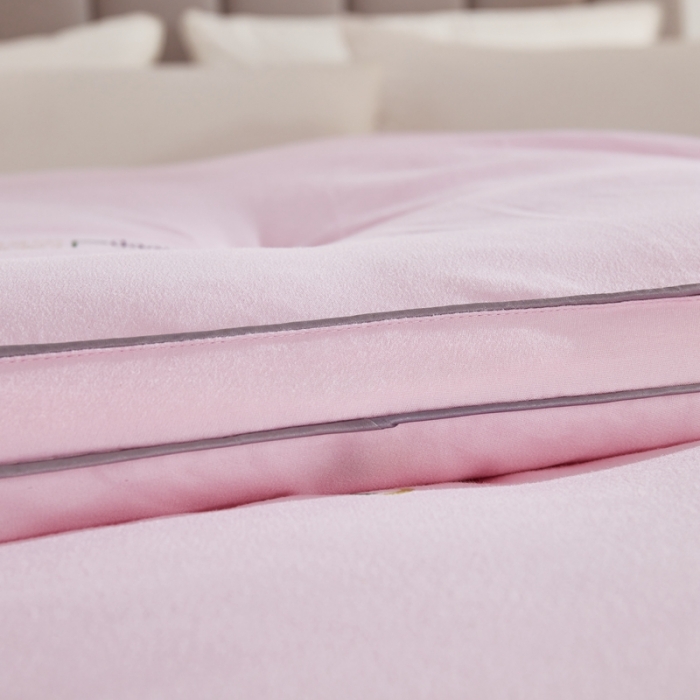 91家纺网 家纺一手货源 找家纺 啊雅家居 2025新款抗菌大豆纤维羽丝绒被冬被 粉色