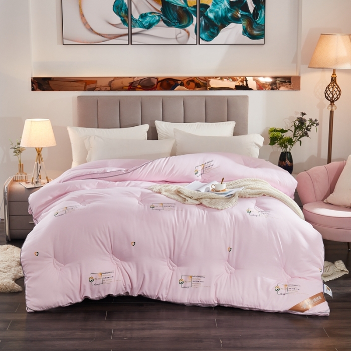 91家纺网 家纺一手货源 找家纺 啊雅家居 2025新款抗菌大豆纤维羽丝绒被冬被 粉色
