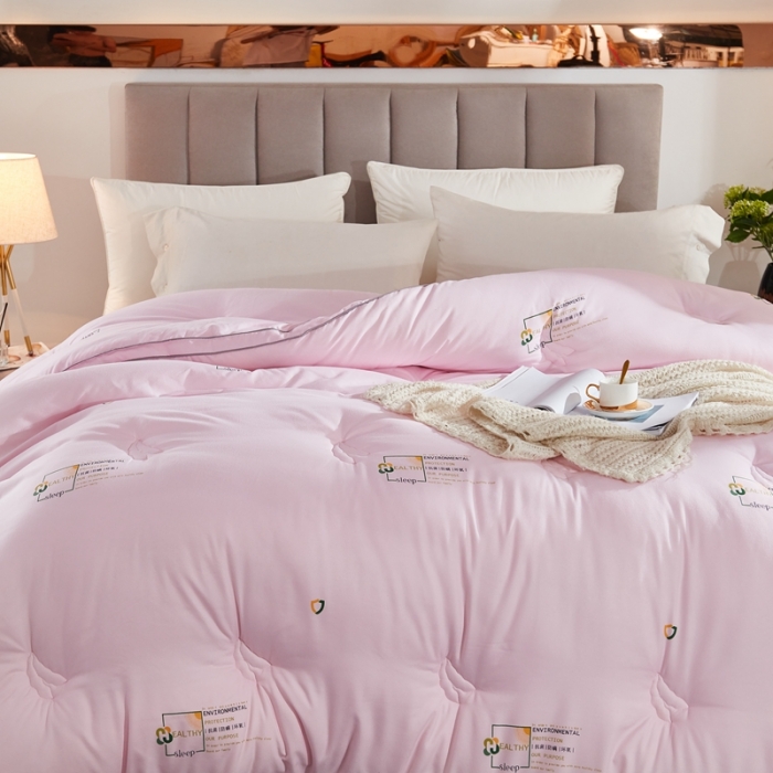 91家纺网 家纺一手货源 找家纺 啊雅家居 2025新款抗菌大豆纤维羽丝绒被冬被 粉色