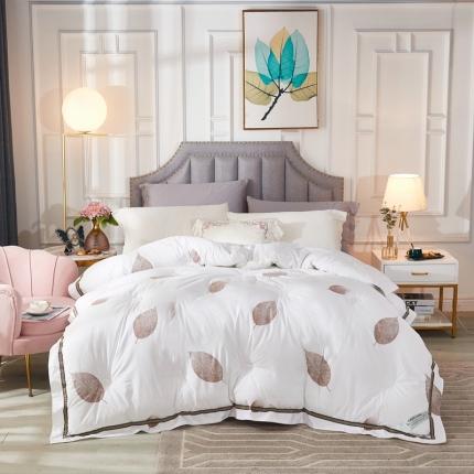 91家纺网 家纺一手货源 找家纺 啊雅家居 2025新款全棉贡缎印花羽丝绒被 枫叶