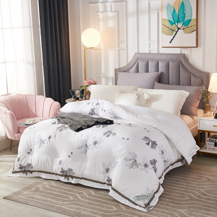 91家纺网 家纺一手货源 找家纺 啊雅家居 2025新款全棉贡缎印花羽丝绒被 茶花