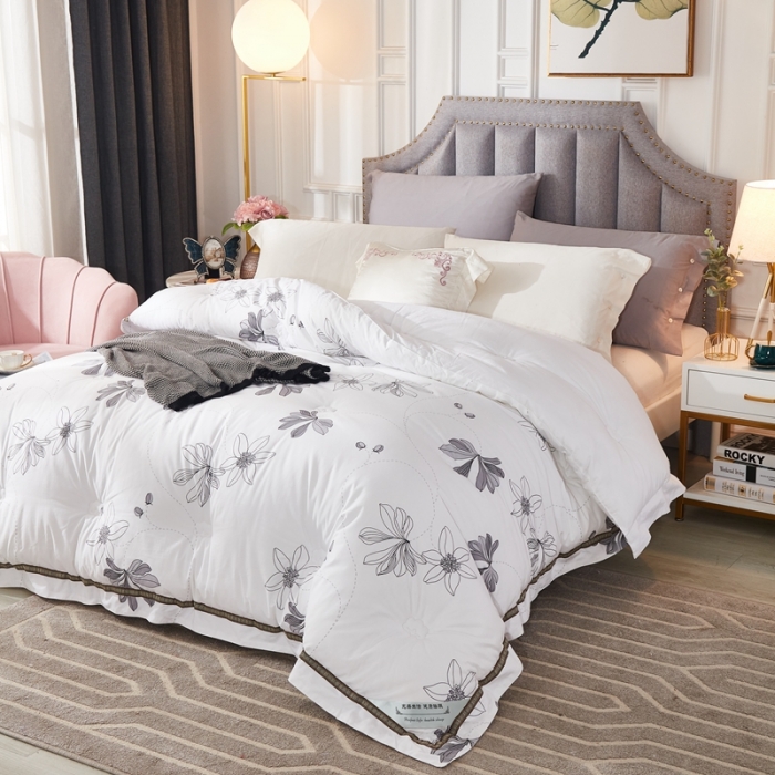 91家纺网 家纺一手货源 找家纺 啊雅家居 2025新款全棉贡缎印花羽丝绒被 茶花