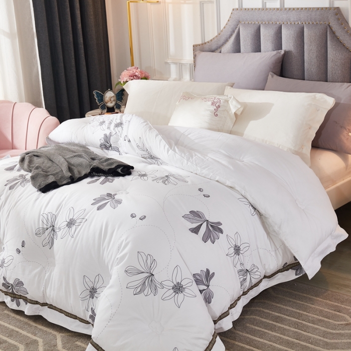 91家纺网 家纺一手货源 找家纺 啊雅家居 2025新款全棉贡缎印花羽丝绒被 茶花