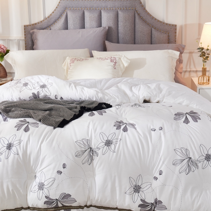 91家纺网 家纺一手货源 找家纺 啊雅家居 2025新款全棉贡缎印花羽丝绒被 茶花