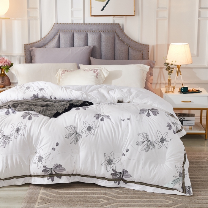 91家纺网 家纺一手货源 找家纺 啊雅家居 2025新款全棉贡缎印花羽丝绒被 茶花