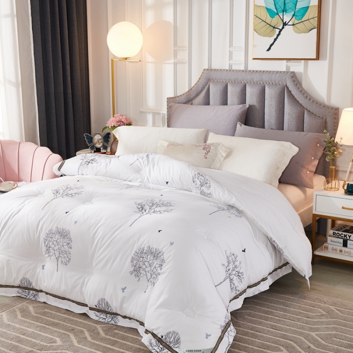 91家纺网 家纺一手货源 找家纺 啊雅家居 2025新款全棉贡缎印花羽丝绒被 发财树