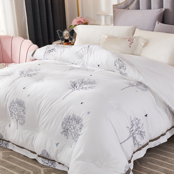 91家纺网 家纺一手货源 找家纺 啊雅家居 2025新款全棉贡缎印花羽丝绒被 发财树