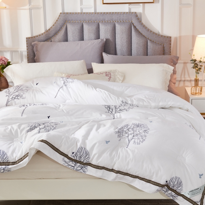 91家纺网 家纺一手货源 找家纺 啊雅家居 2025新款全棉贡缎印花羽丝绒被 发财树