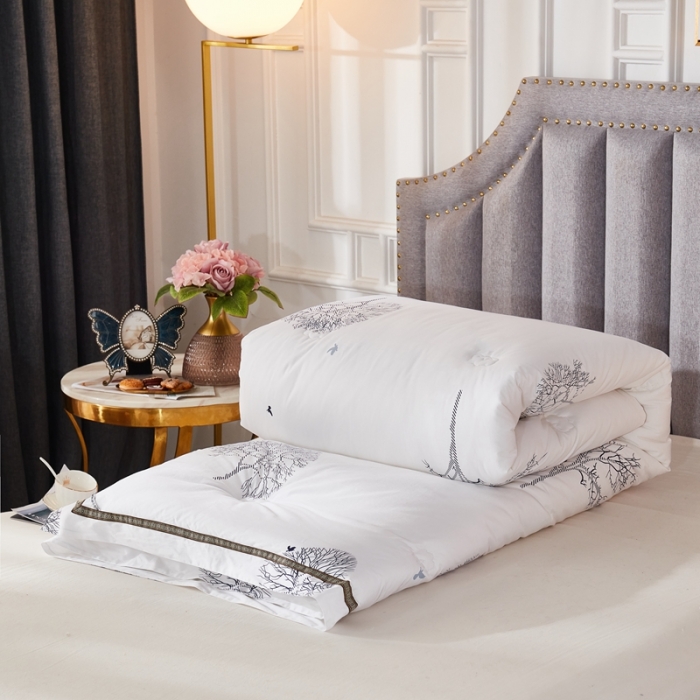 91家纺网 家纺一手货源 找家纺 啊雅家居 2025新款全棉贡缎印花羽丝绒被 发财树