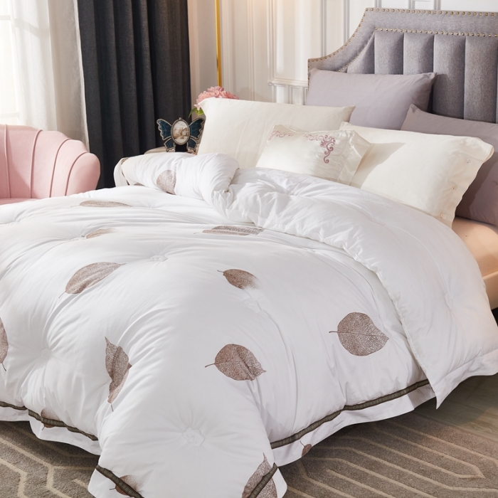 91家纺网 家纺一手货源 找家纺 啊雅家居 2025新款全棉贡缎印花羽丝绒被 枫叶