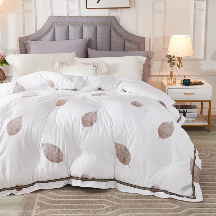 91家纺网 家纺一手货源 找家纺 啊雅家居 2025新款全棉贡缎印花羽丝绒被 枫叶