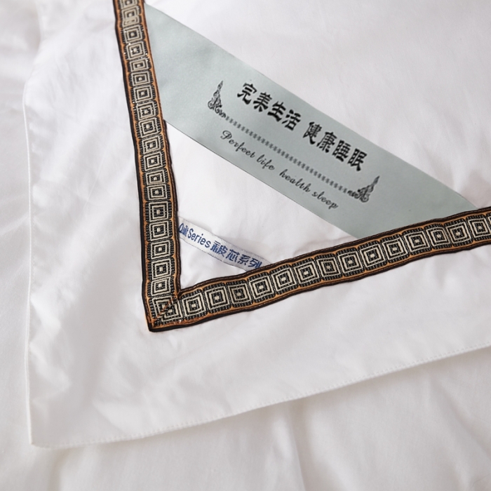 91家纺网 家纺一手货源 找家纺 啊雅家居 2025新款全棉贡缎印花羽丝绒被 枫叶