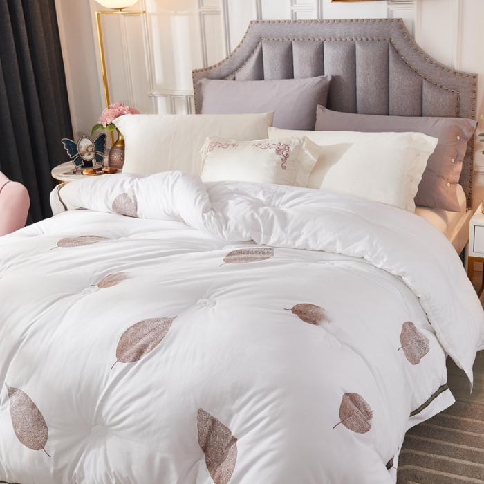 91家纺网 家纺一手货源 找家纺 啊雅家居 2025新款全棉贡缎印花羽丝绒被 枫叶