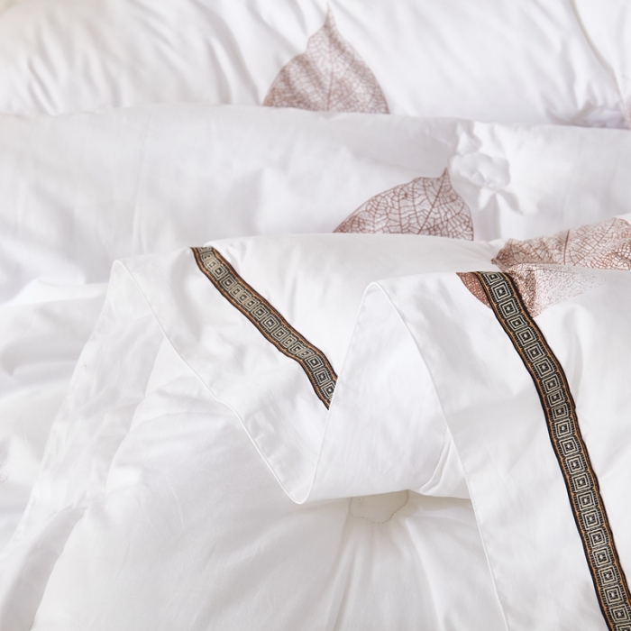 91家纺网 家纺一手货源 找家纺 啊雅家居 2025新款全棉贡缎印花羽丝绒被 枫叶