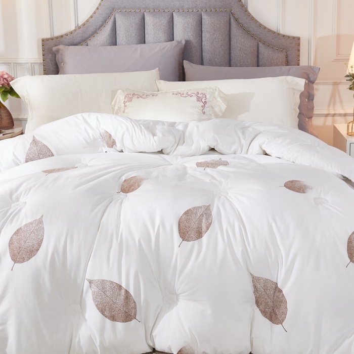 91家纺网 家纺一手货源 找家纺 啊雅家居 2025新款全棉贡缎印花羽丝绒被 枫叶