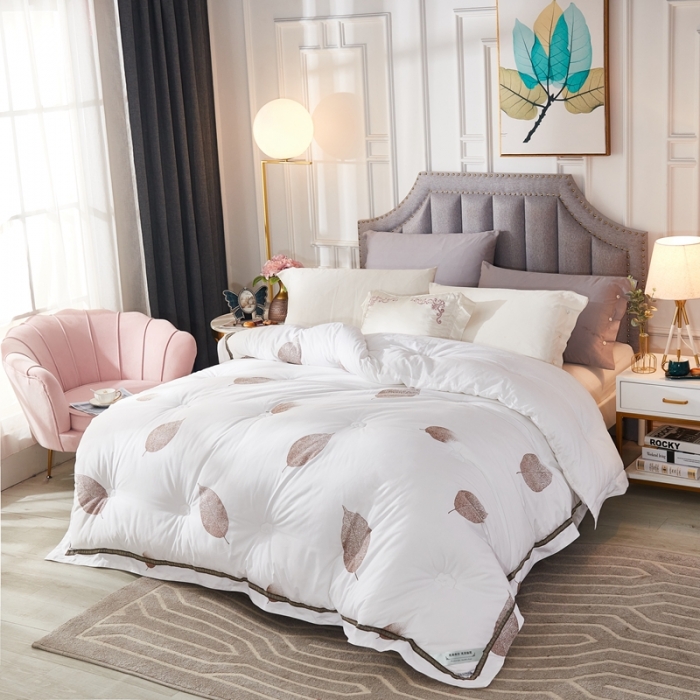 91家纺网 家纺一手货源 找家纺 啊雅家居 2025新款全棉贡缎印花羽丝绒被 枫叶