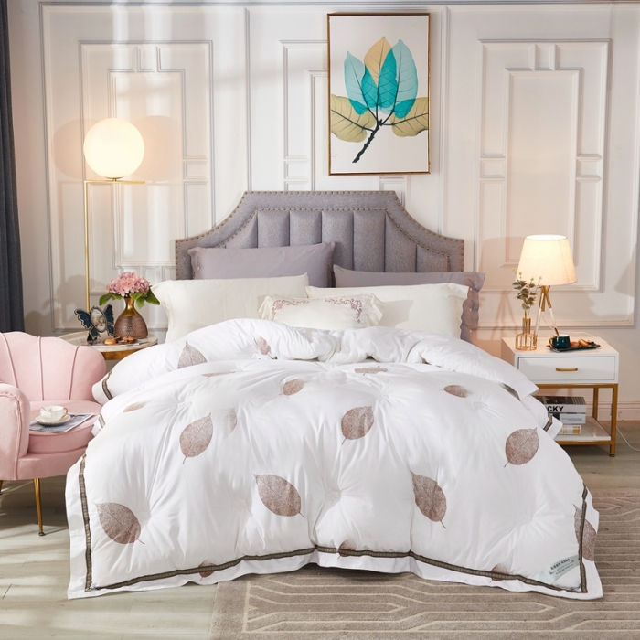 91家纺网 家纺一手货源 找家纺 啊雅家居 2025新款全棉贡缎印花羽丝绒被 枫叶