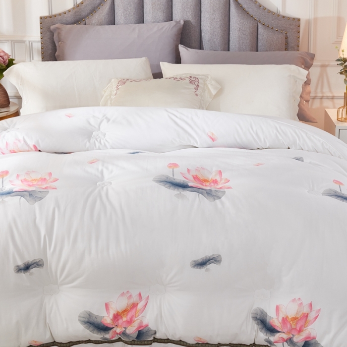 91家纺网 家纺一手货源 找家纺 啊雅家居 2025新款全棉贡缎印花羽丝绒被 荷花