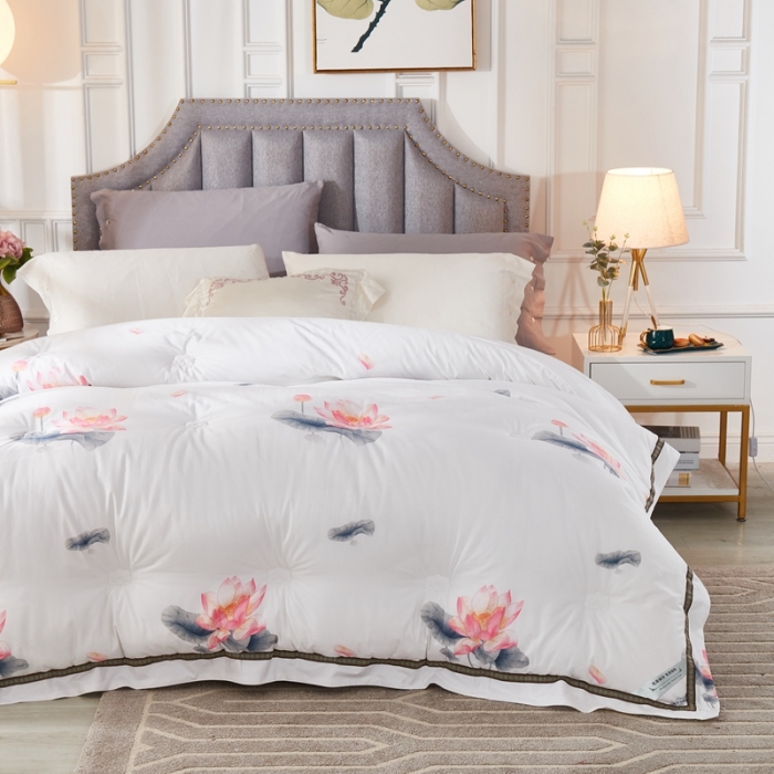 91家纺网 家纺一手货源 找家纺 啊雅家居 2025新款全棉贡缎印花羽丝绒被 荷花