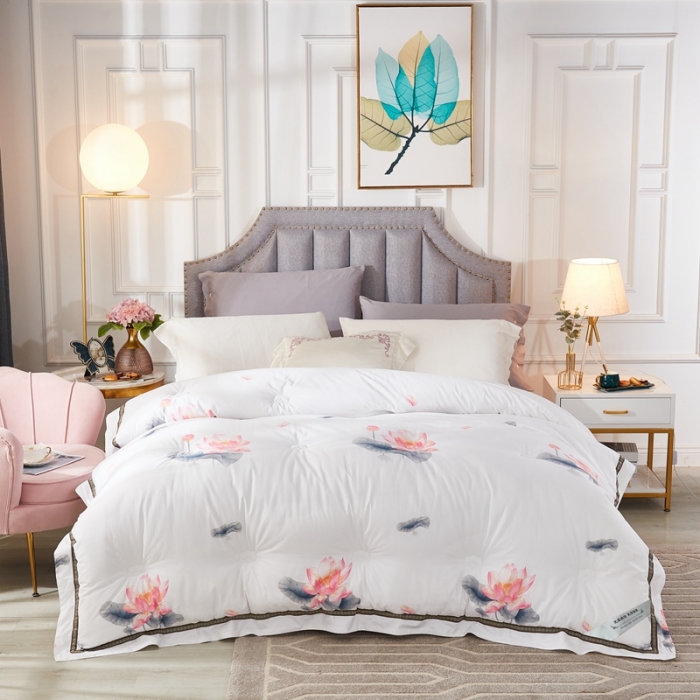 91家纺网 家纺一手货源 找家纺 啊雅家居 2025新款全棉贡缎印花羽丝绒被 荷花