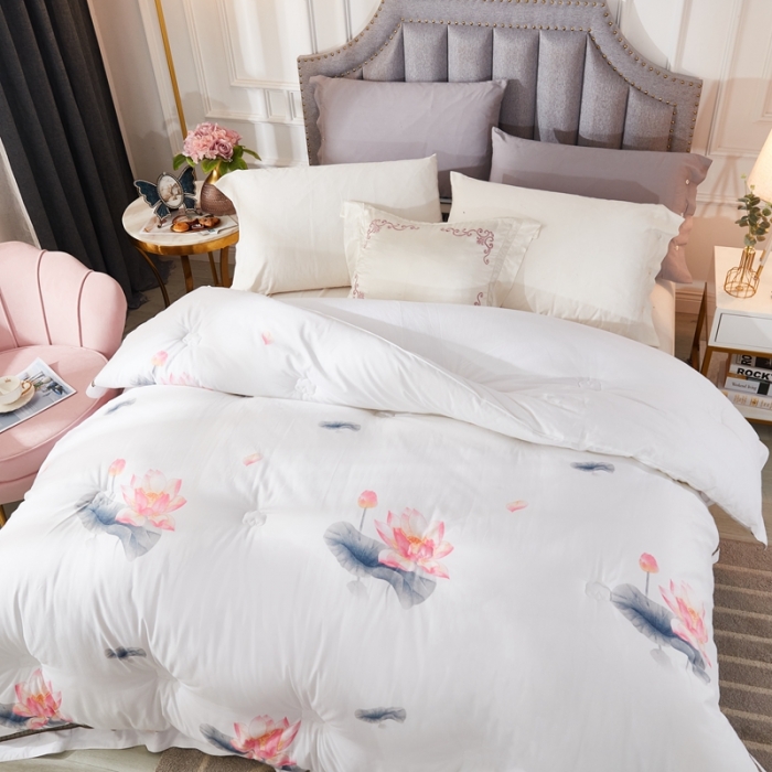 91家纺网 家纺一手货源 找家纺 啊雅家居 2025新款全棉贡缎印花羽丝绒被 荷花