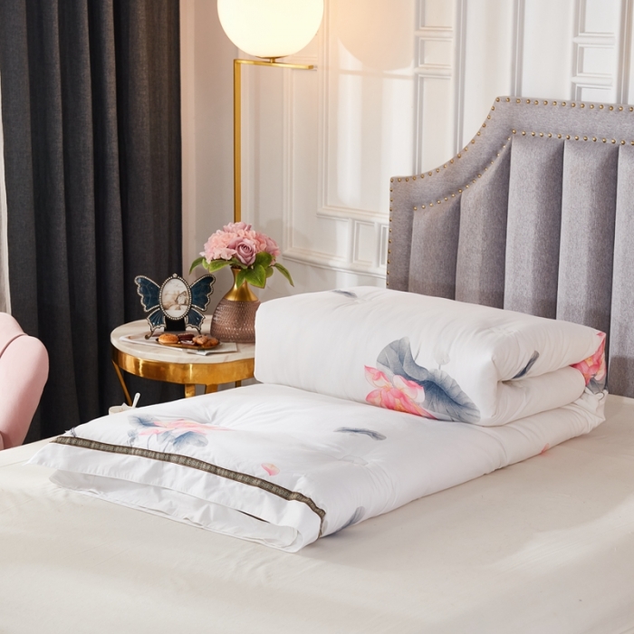 91家纺网 家纺一手货源 找家纺 啊雅家居 2025新款全棉贡缎印花羽丝绒被 荷花