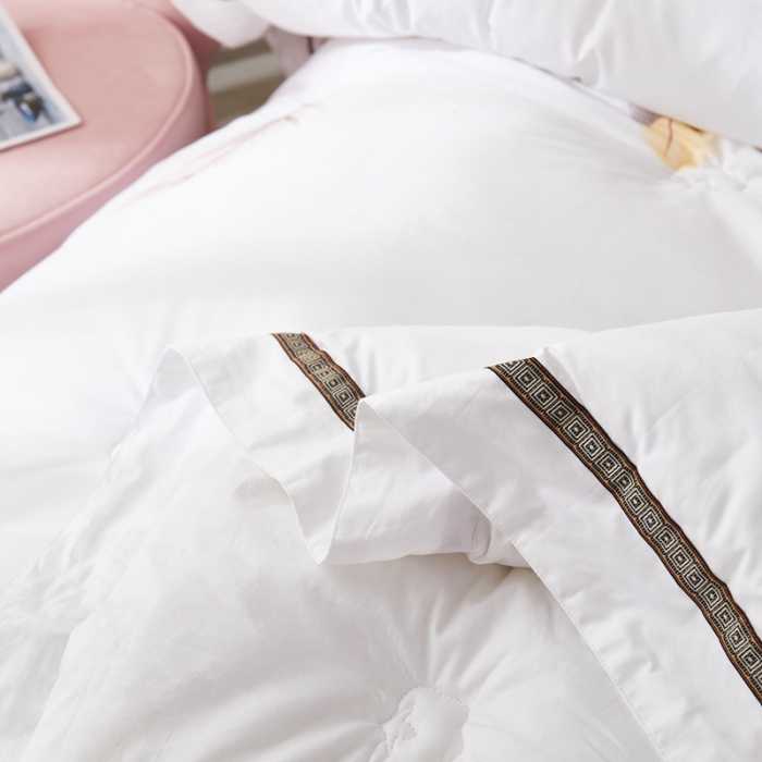 91家纺网 家纺一手货源 找家纺 啊雅家居 2025新款全棉贡缎印花羽丝绒被 羽毛