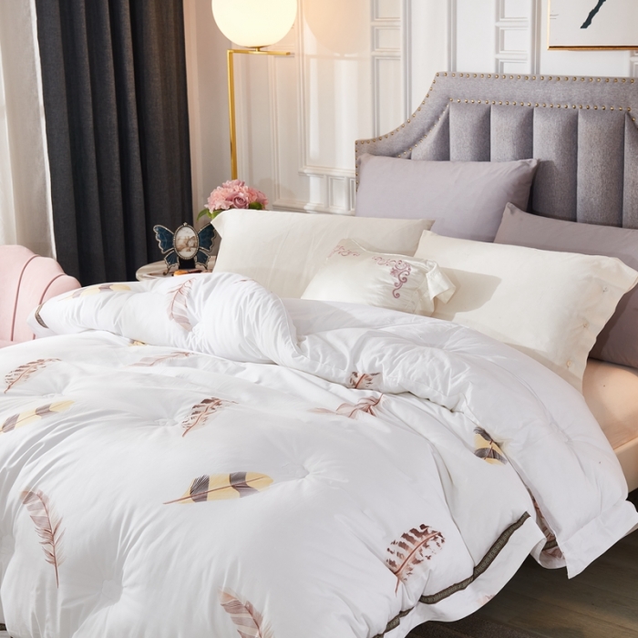 91家纺网 家纺一手货源 找家纺 啊雅家居 2025新款全棉贡缎印花羽丝绒被 羽毛