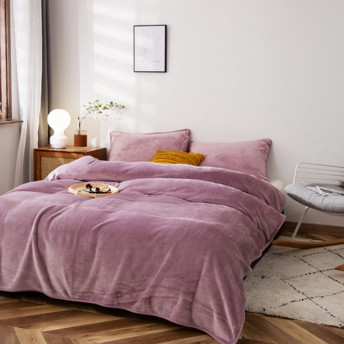 91家纺网 家纺一手货源 找家纺 来菲毛毯 320克金貂绒纯色毛毯加厚盖毯毯1.5公斤 豆沙