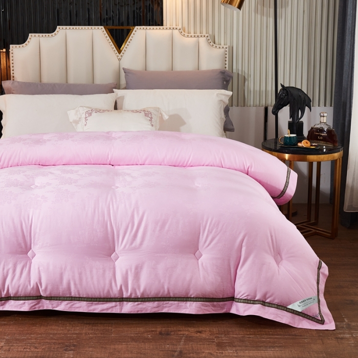 91家纺网 家纺一手货源 找家纺 啊雅家居 2025新款60S全棉贡缎提花大豆羽丝绒被 红粉色
