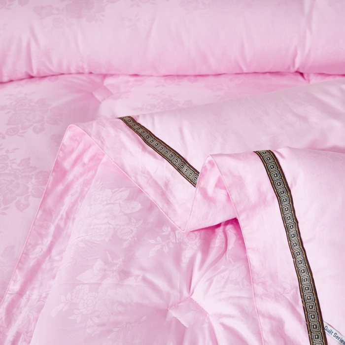 91家纺网 家纺一手货源 找家纺 啊雅家居 2025新款60S全棉贡缎提花大豆羽丝绒被 红粉色