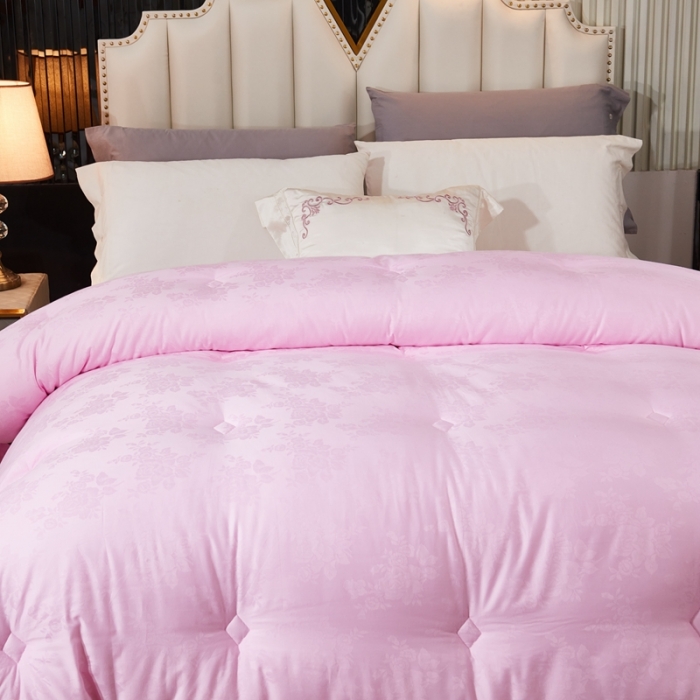 91家纺网 家纺一手货源 找家纺 啊雅家居 2025新款60S全棉贡缎提花大豆羽丝绒被 红粉色