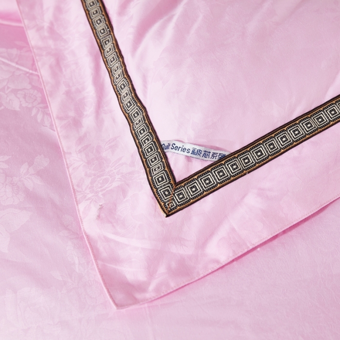 91家纺网 家纺一手货源 找家纺 啊雅家居 2025新款60S全棉贡缎提花大豆羽丝绒被 红粉色