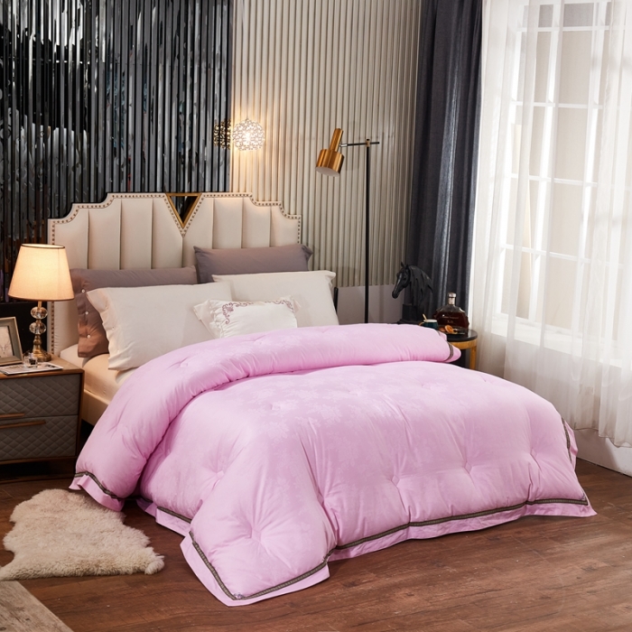 91家纺网 家纺一手货源 找家纺 啊雅家居 2025新款60S全棉贡缎提花大豆羽丝绒被 红粉色