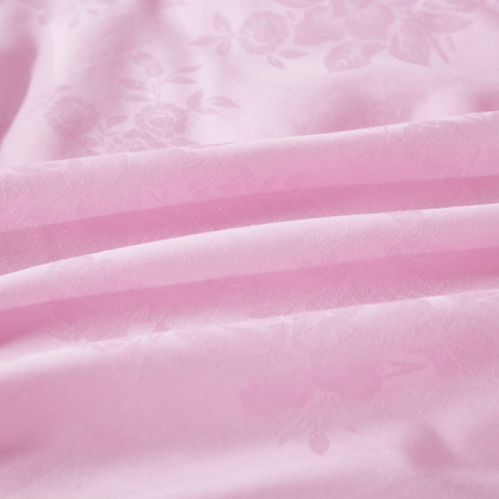 91家纺网 家纺一手货源 找家纺 啊雅家居 2025新款60S全棉贡缎提花大豆羽丝绒被 红粉色