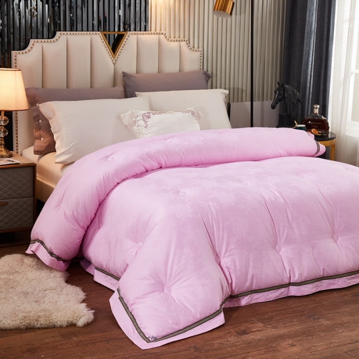 91家纺网 家纺一手货源 找家纺 啊雅家居 2025新款60S全棉贡缎提花大豆羽丝绒被 红粉色