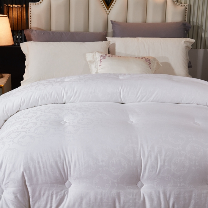 91家纺网 家纺一手货源 找家纺 啊雅家居 2025新款60S全棉贡缎提花大豆羽丝绒被 洁白色