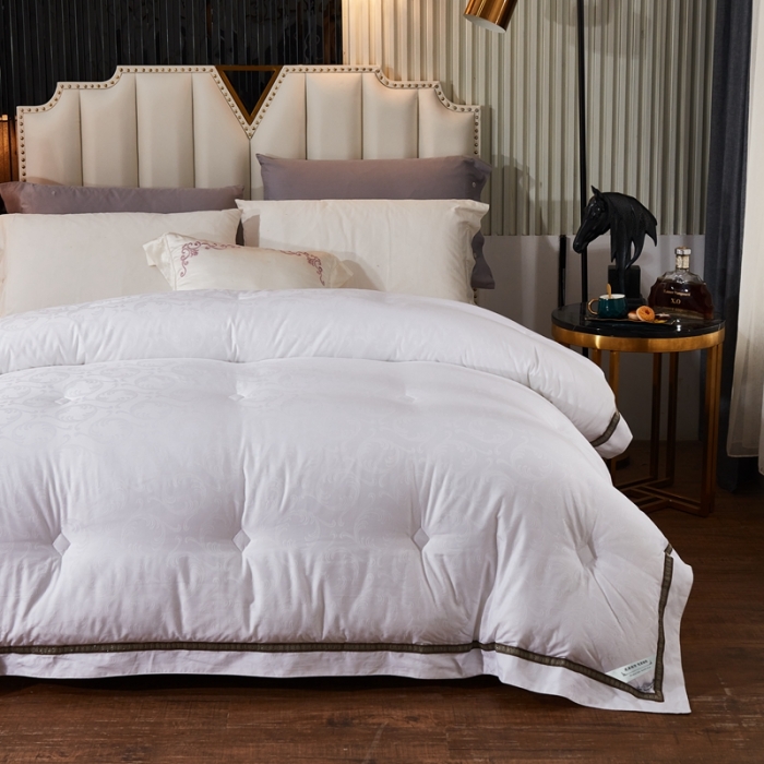 91家纺网 家纺一手货源 找家纺 啊雅家居 2025新款60S全棉贡缎提花大豆羽丝绒被 洁白色