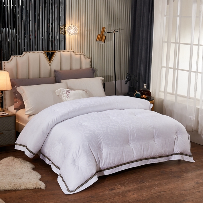 91家纺网 家纺一手货源 找家纺 啊雅家居 2025新款60S全棉贡缎提花大豆羽丝绒被 洁白色